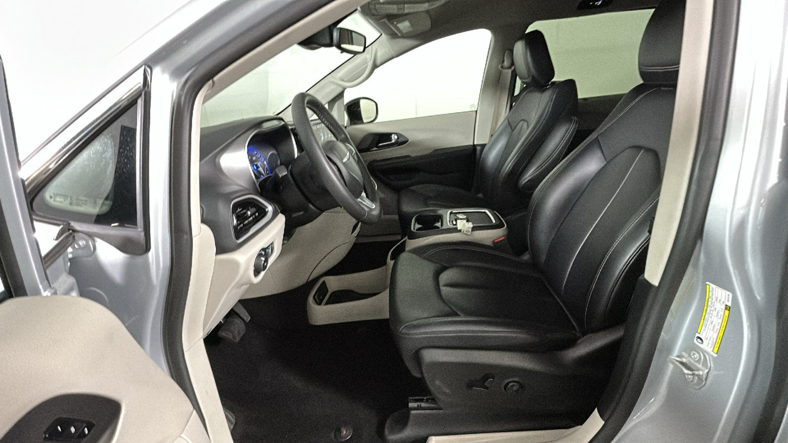 Used 2024 Chrysler Pacifica Touring-L FWD image 13