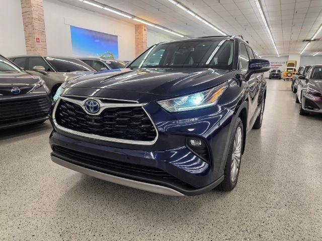 Used 2022 Toyota Highlander Platinum AWD/4WD image 2