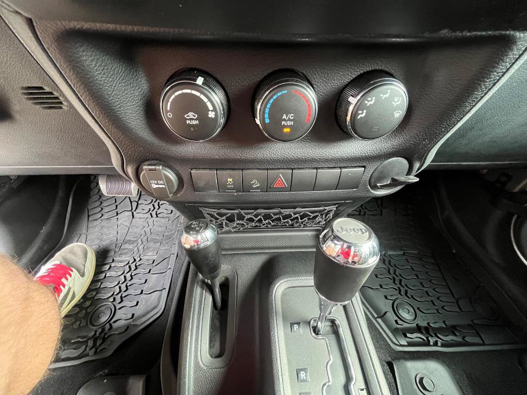 Used 2016 Jeep Wrangler Unlimited Sport w/ Connectivity Group AWD/4WD image 17