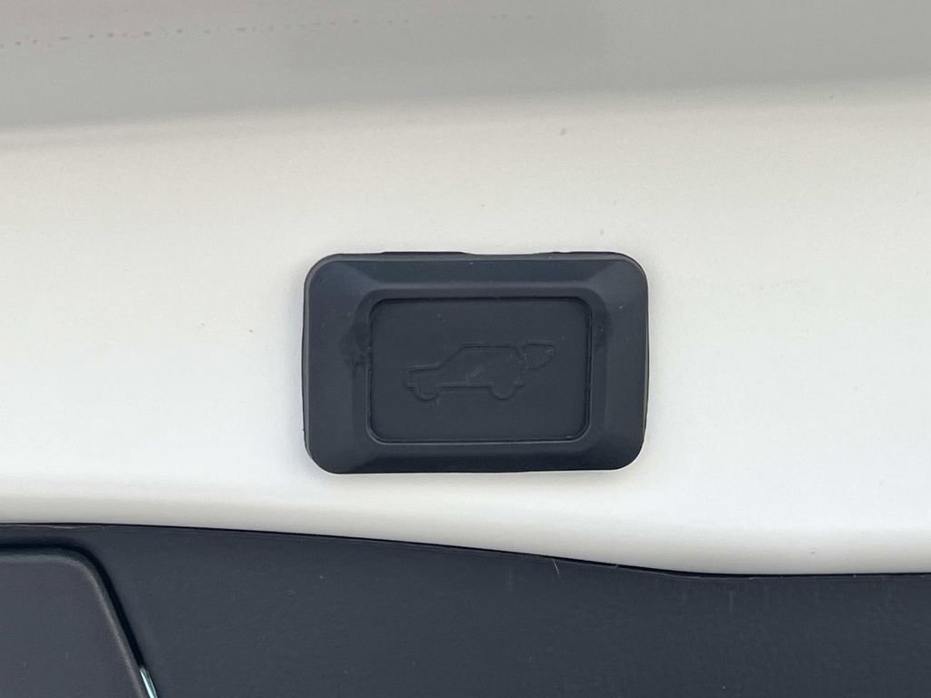 Used 2021 Toyota RAV4 XLE w/ Convenience Package image 12