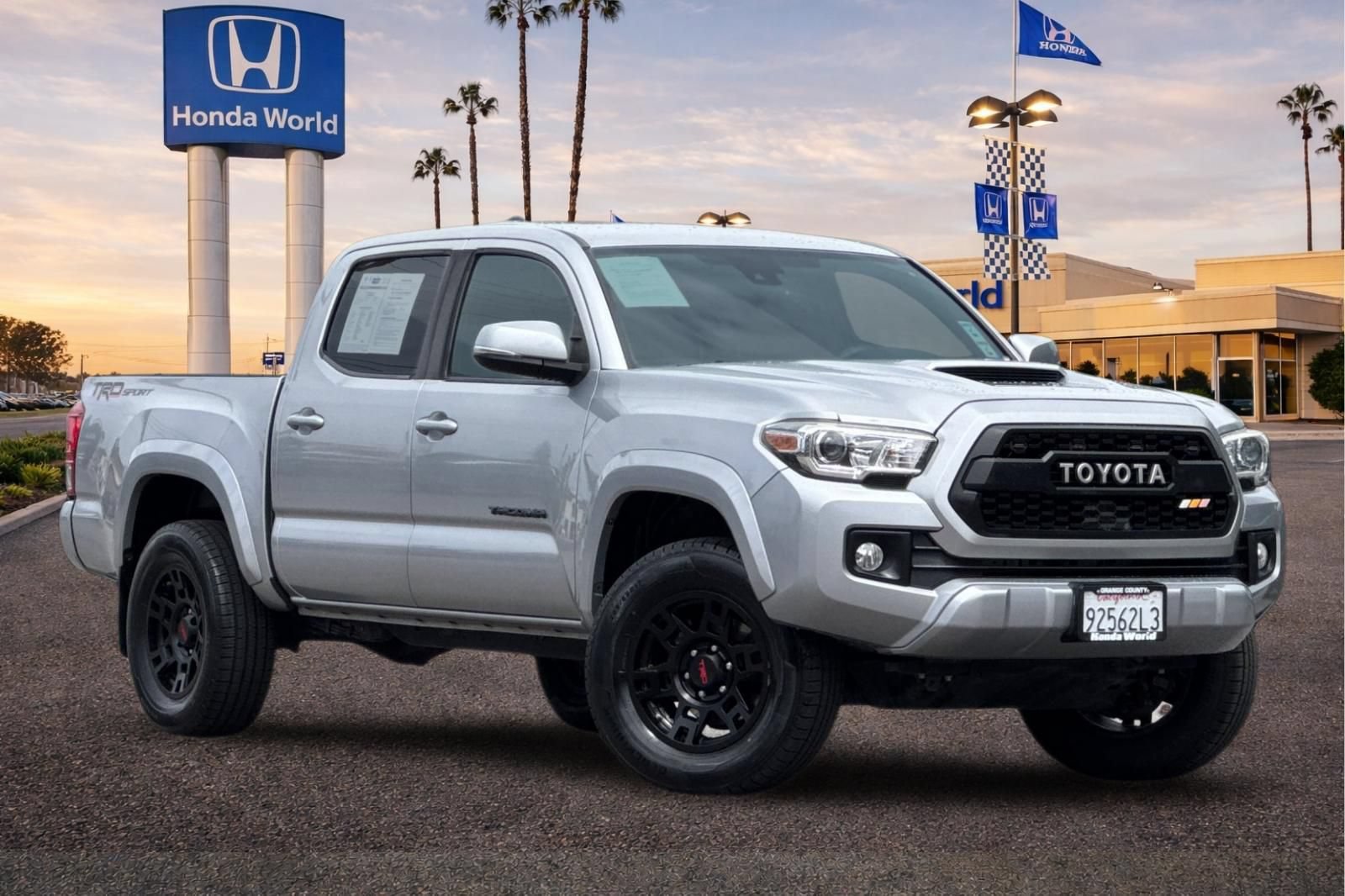 Used 2019 Toyota Tacoma TRD Sport w/ Technology Package RWD image 2