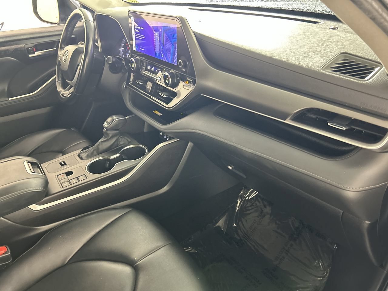 Used 2023 Toyota Highlander XLE FWD image 28
