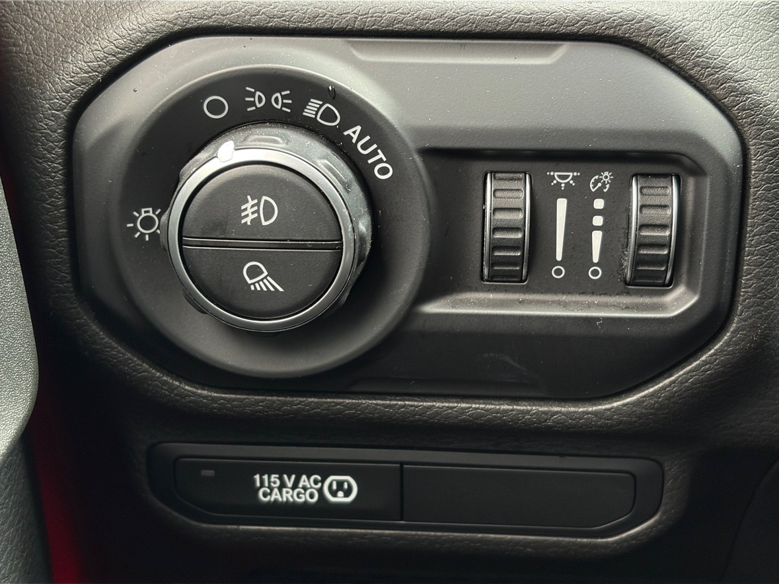 Used 2020 Jeep Gladiator Overland AWD/4WD image 18