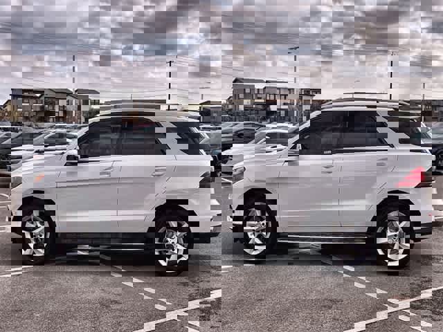 Used 2019 Mercedes-Benz GLE 400 4MATIC image 3