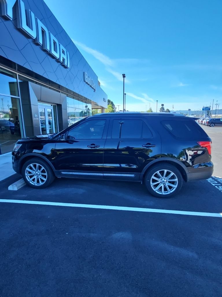 Used 2017 Ford Explorer XLT w/ Class II Trailer Tow Package AWD/4WD image 8