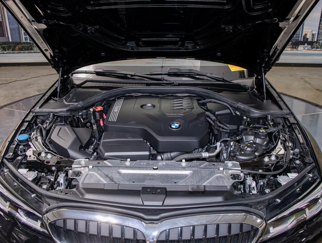 Certified 2022 BMW 330i xDrive Sedan w/ Driving Assistance Package image 5
