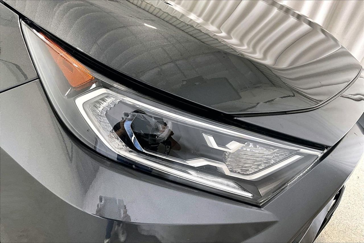 Used 2021 Toyota RAV4 XLE w/ Convenience Package image 28
