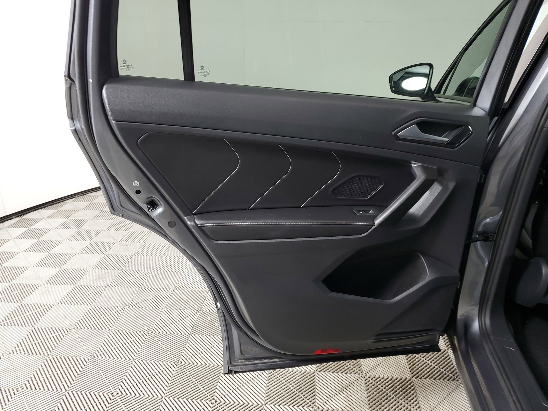 Used 2022 Volkswagen Tiguan SE R-Line image 20