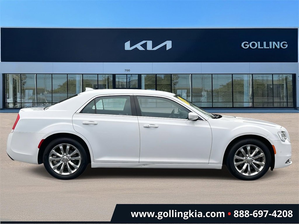 Used 2021 Chrysler 300 Touring L image 2