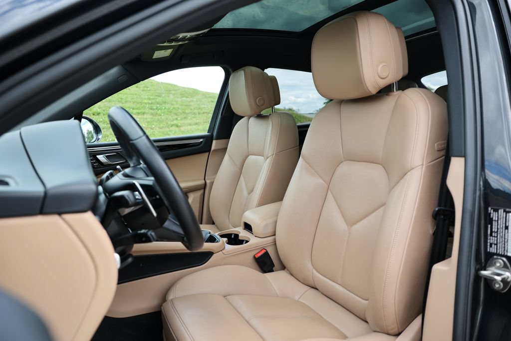 Certified 2023 Porsche Macan Turbo AWD/4WD image 5