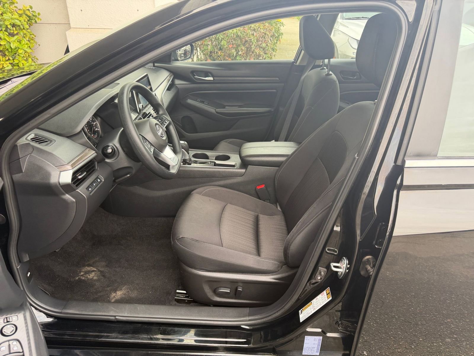 Used 2025 Nissan Altima 2.5 SV FWD image 28