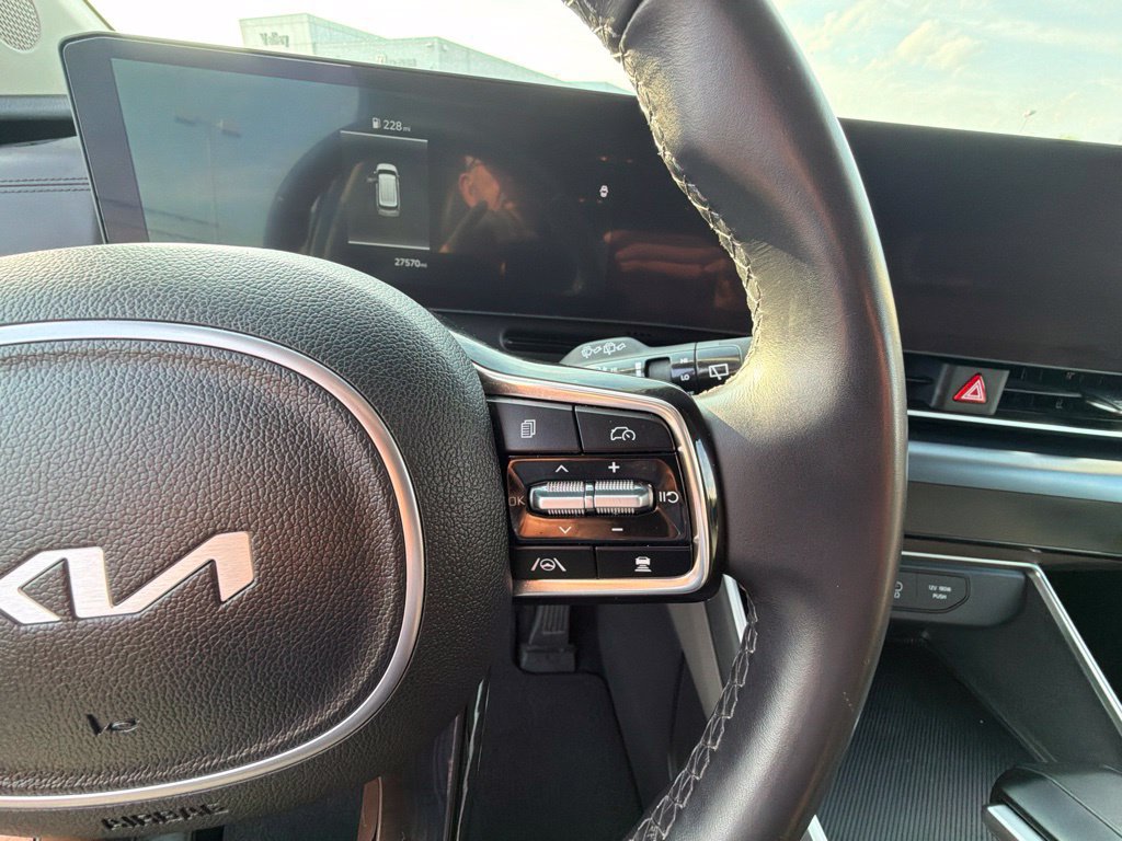 Used 2025 Kia Carnival FWD image 29