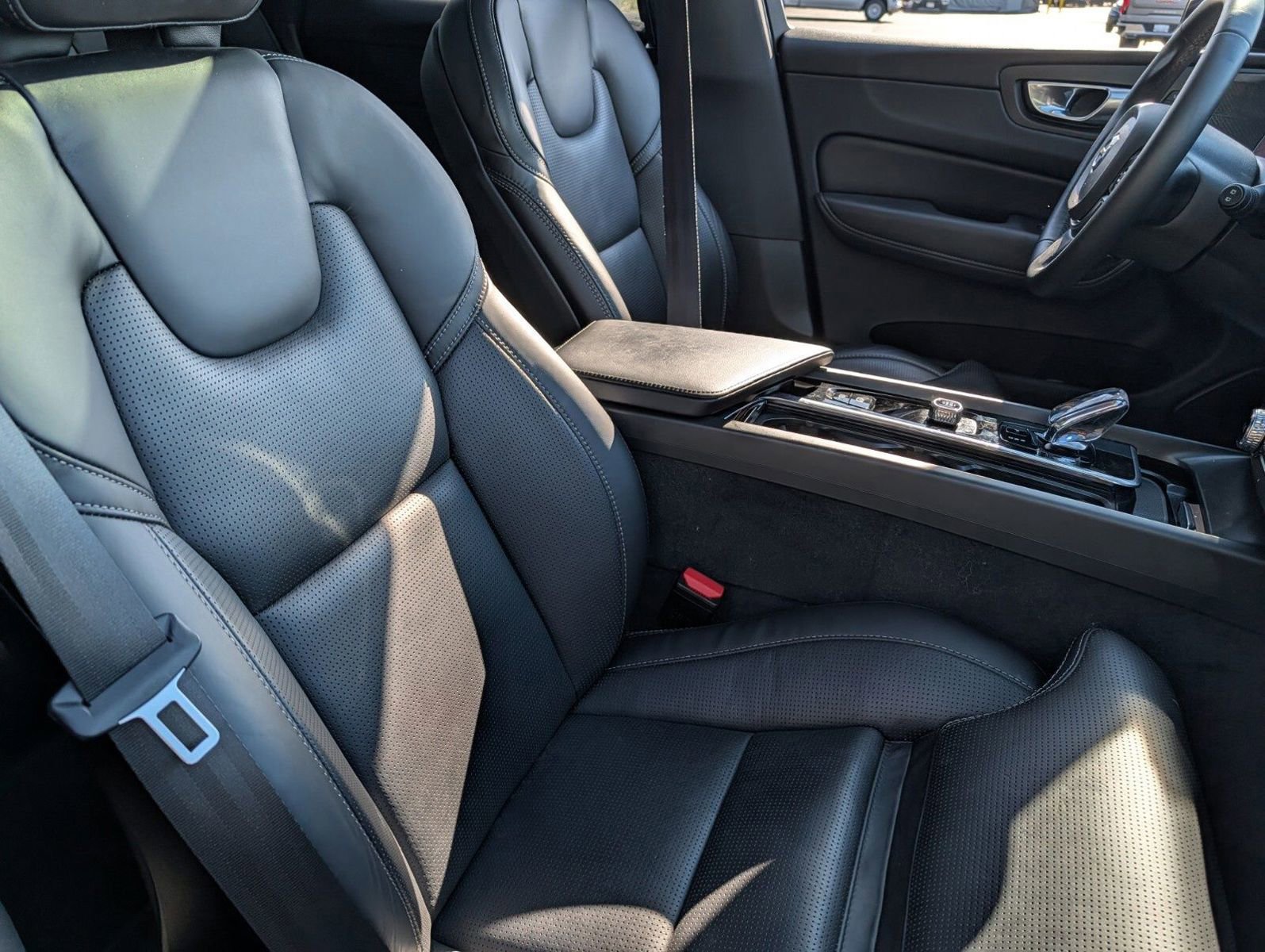 Used 2024 Volvo XC60 T8 Ultimate w/ Protection Package Premier image 24