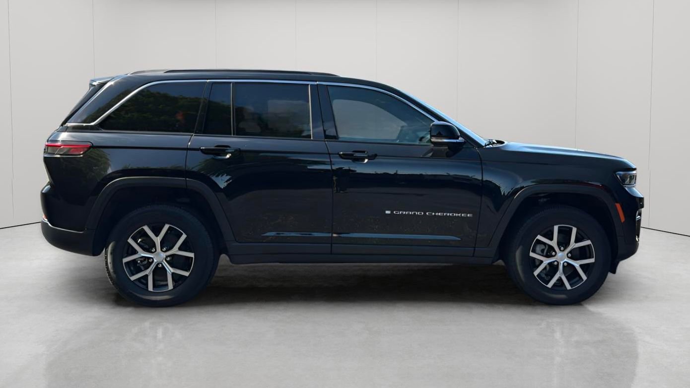 Used 2025 Jeep Grand Cherokee Limited AWD/4WD image 3
