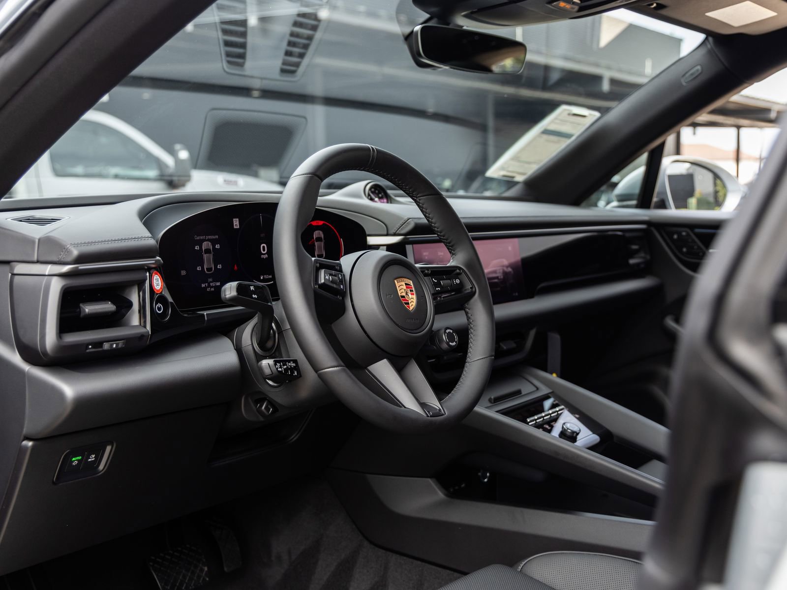 Certified 2025 Porsche Macan Electric image 4