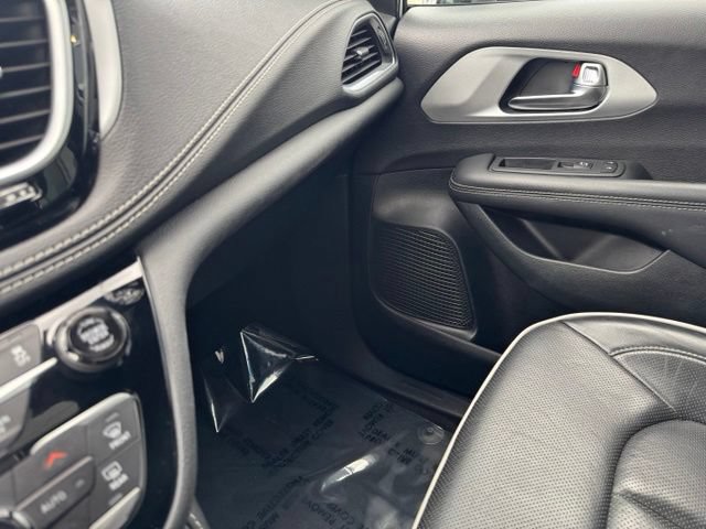 Used 2025 Chrysler Pacifica Limited FWD image 25