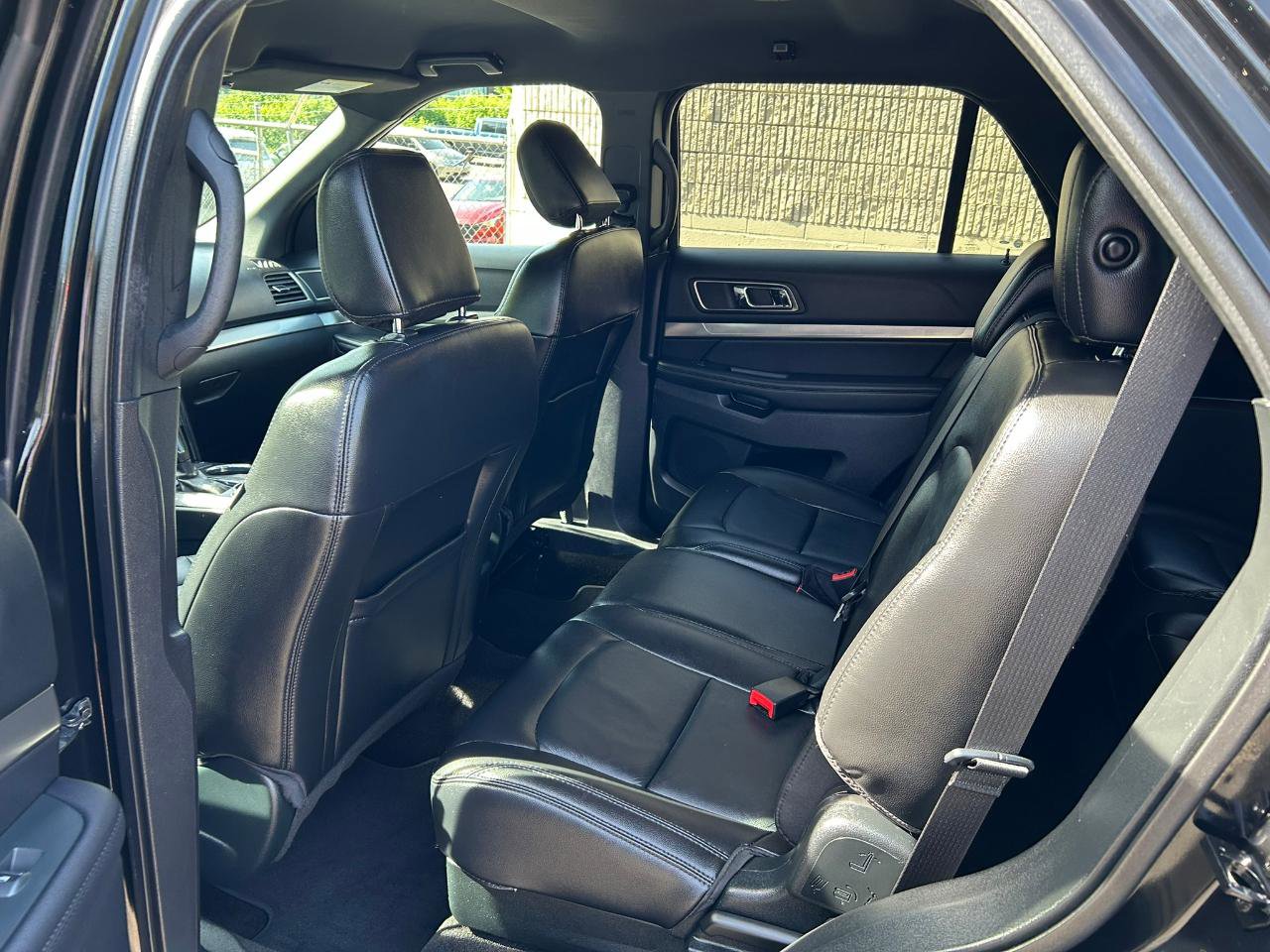 Used 2018 Ford Explorer XLT w/ Equipment Group 202A FWD image 14