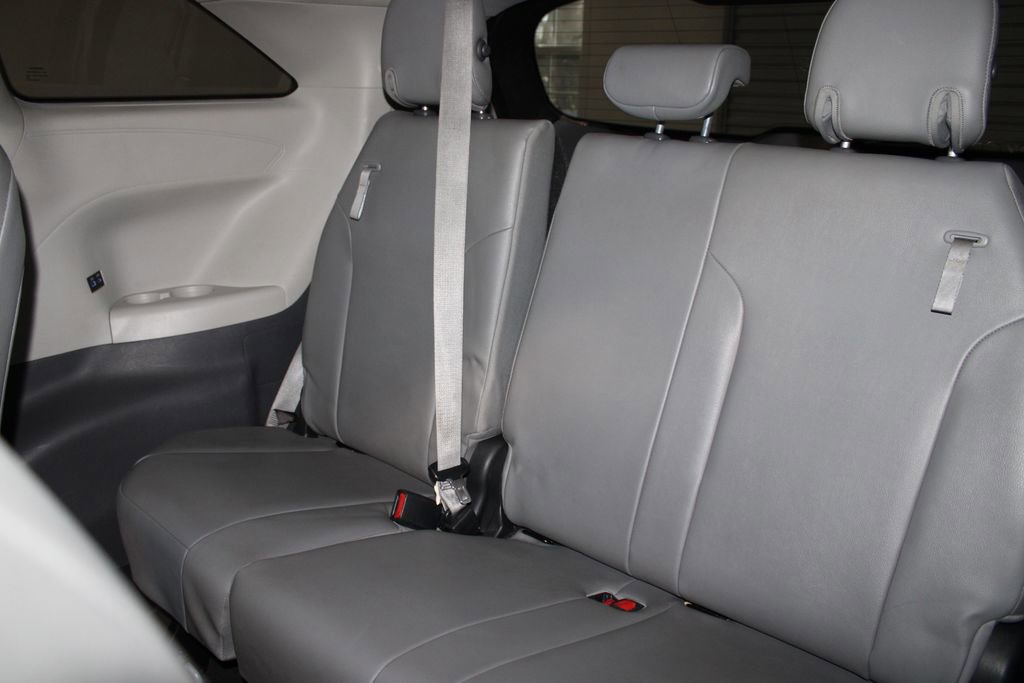 Used 2021 Toyota Sienna XLE image 18