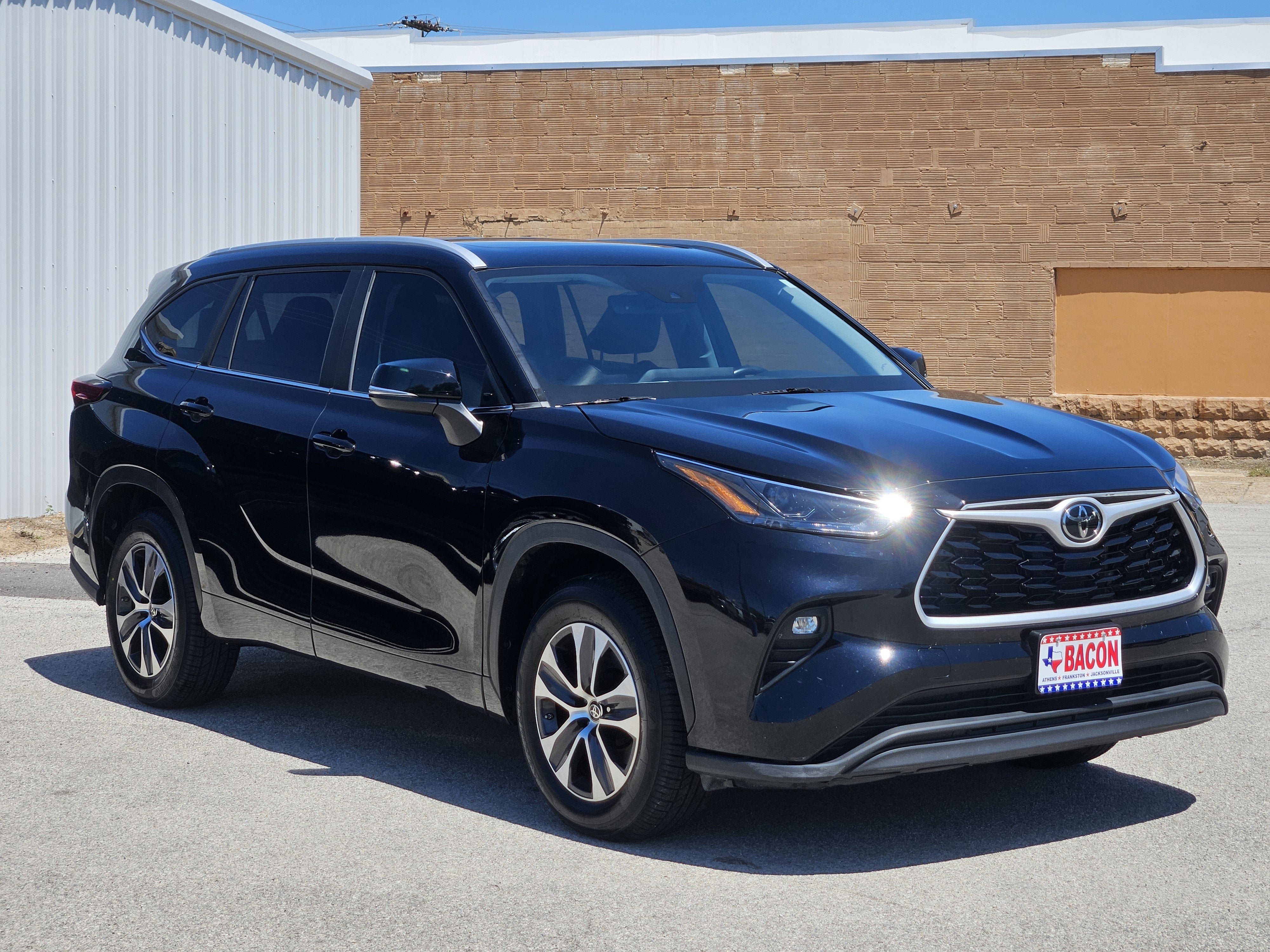 Used 2023 Toyota Highlander XLE FWD image 3