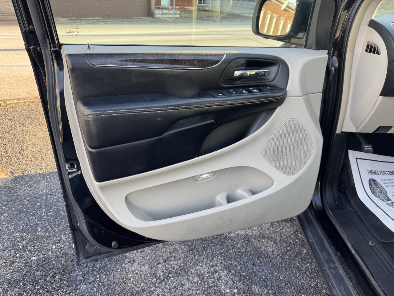 Used 2016 Chrysler Town & Country Touring image 13