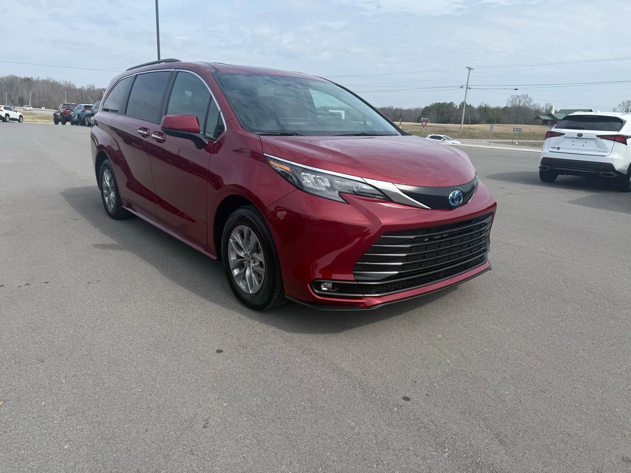 Used 2025 Toyota Sienna XLE image 1