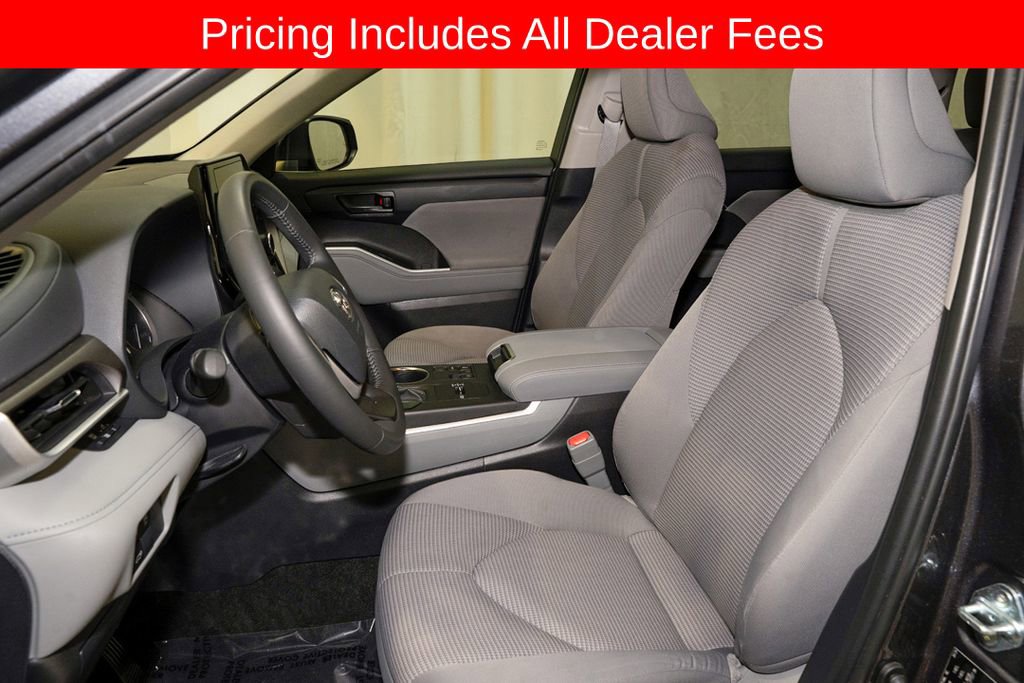 Used 2024 Toyota Highlander LE FWD image 13