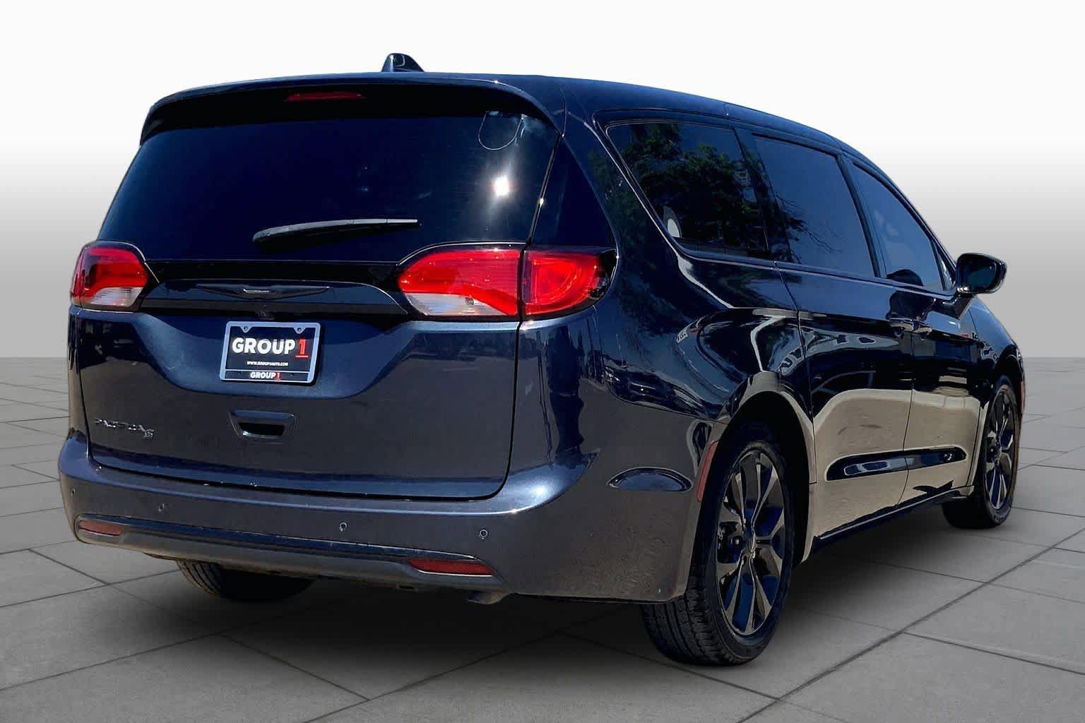Used 2020 Chrysler Pacifica Touring w/ S Appearance Package FWD image 12