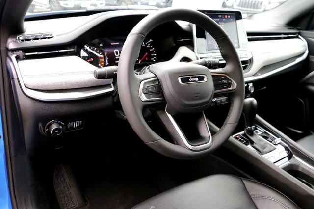 Used 2025 Jeep Compass Latitude image 9