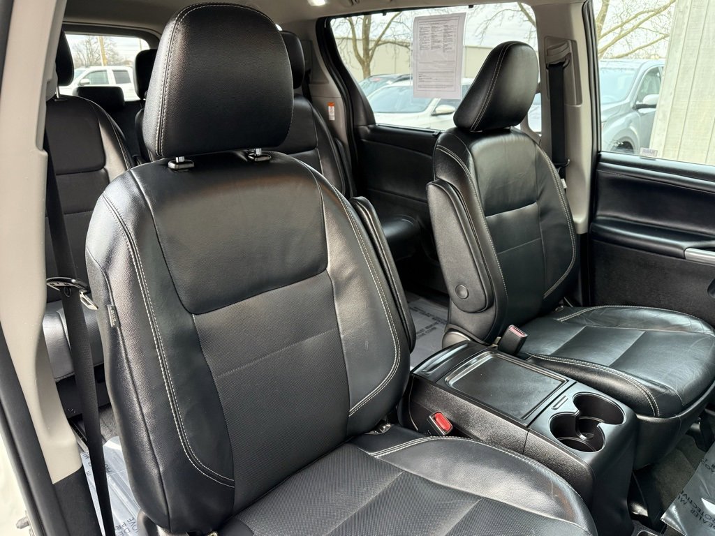 Used 2018 Toyota Sienna SE w/ Carpet Mat Package image 26