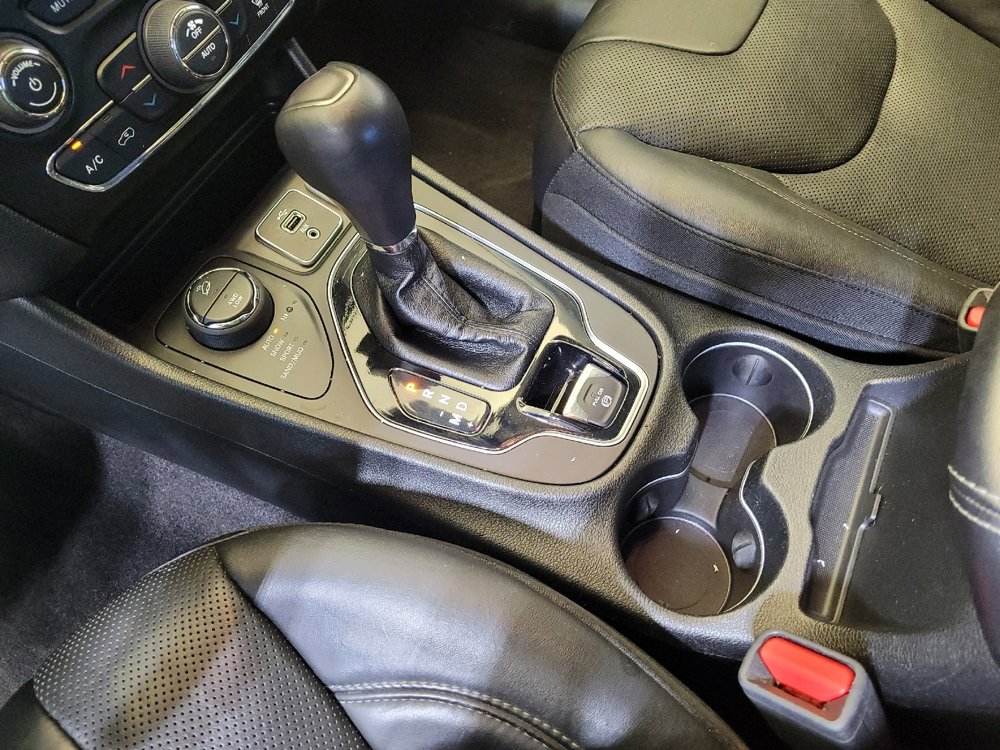 Used 2019 Jeep Cherokee Overland w/ Technology Group image 26