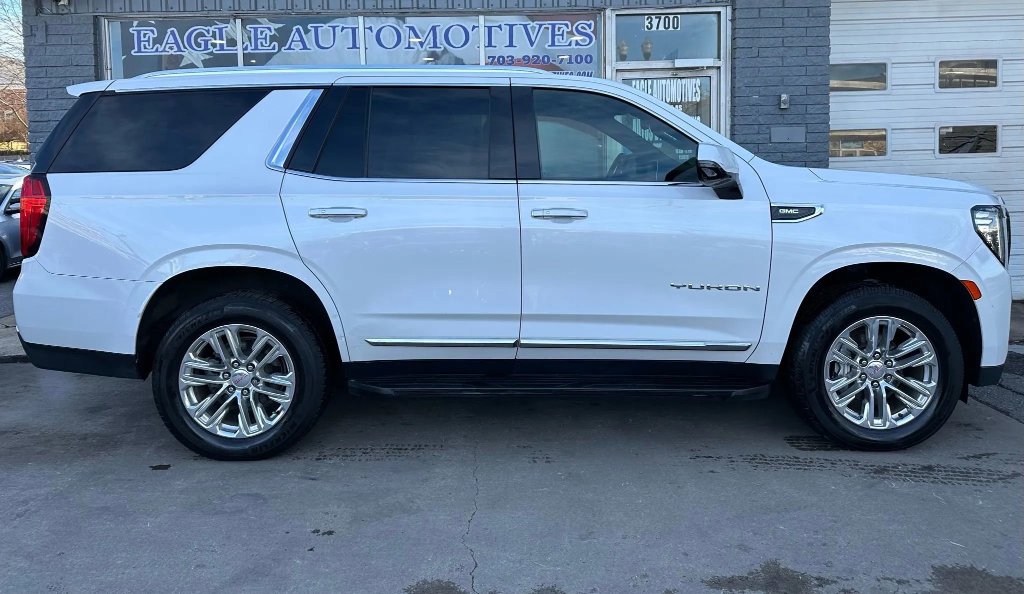 Used 2021 GMC Yukon SLT w/ SLT Luxury Plus Package image 2