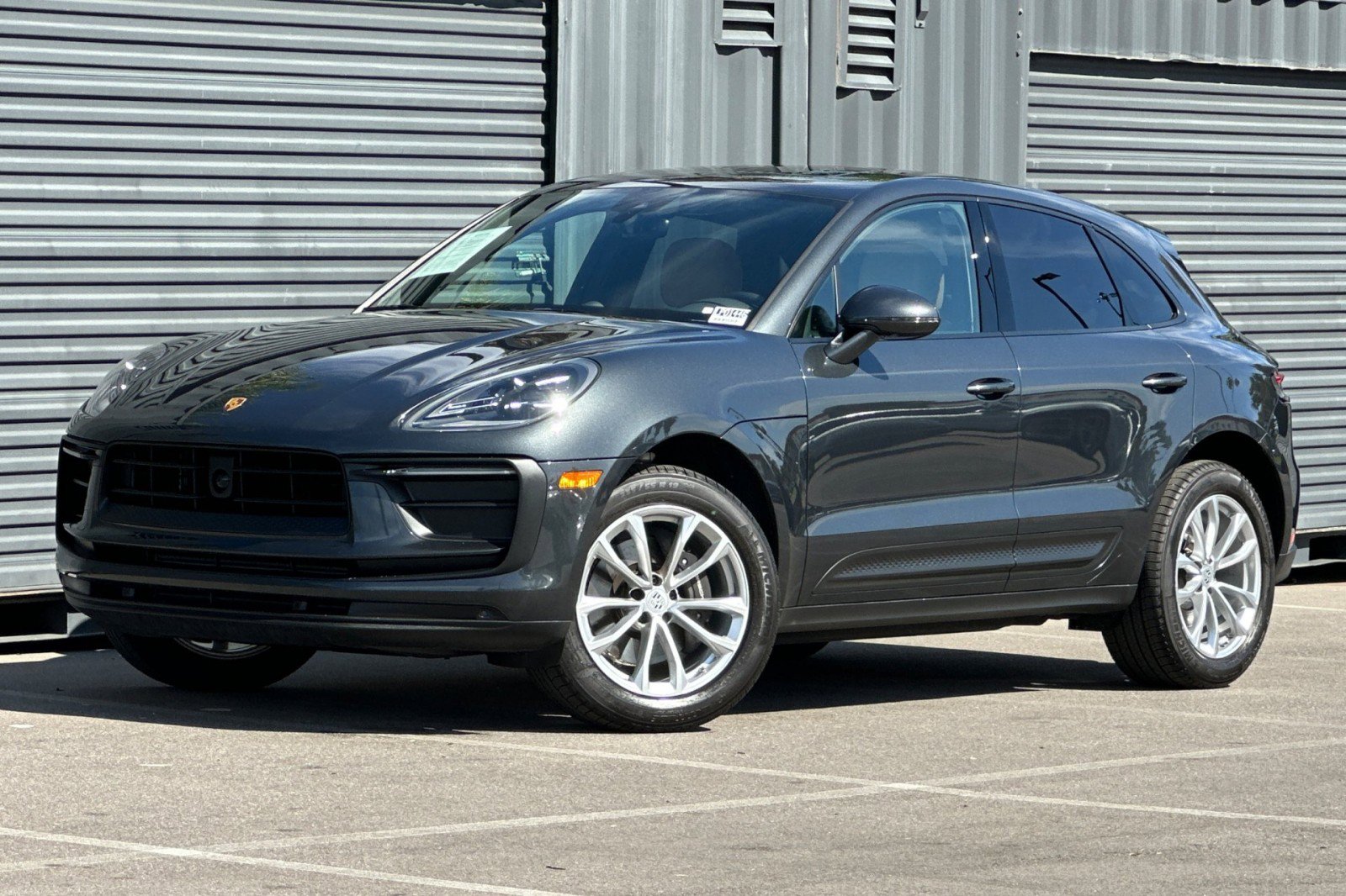 Used 2025 Porsche Macan image 1