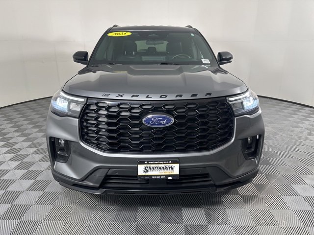 Used 2025 Ford Explorer ST-Line w/ ST-Line Street Pack image 8