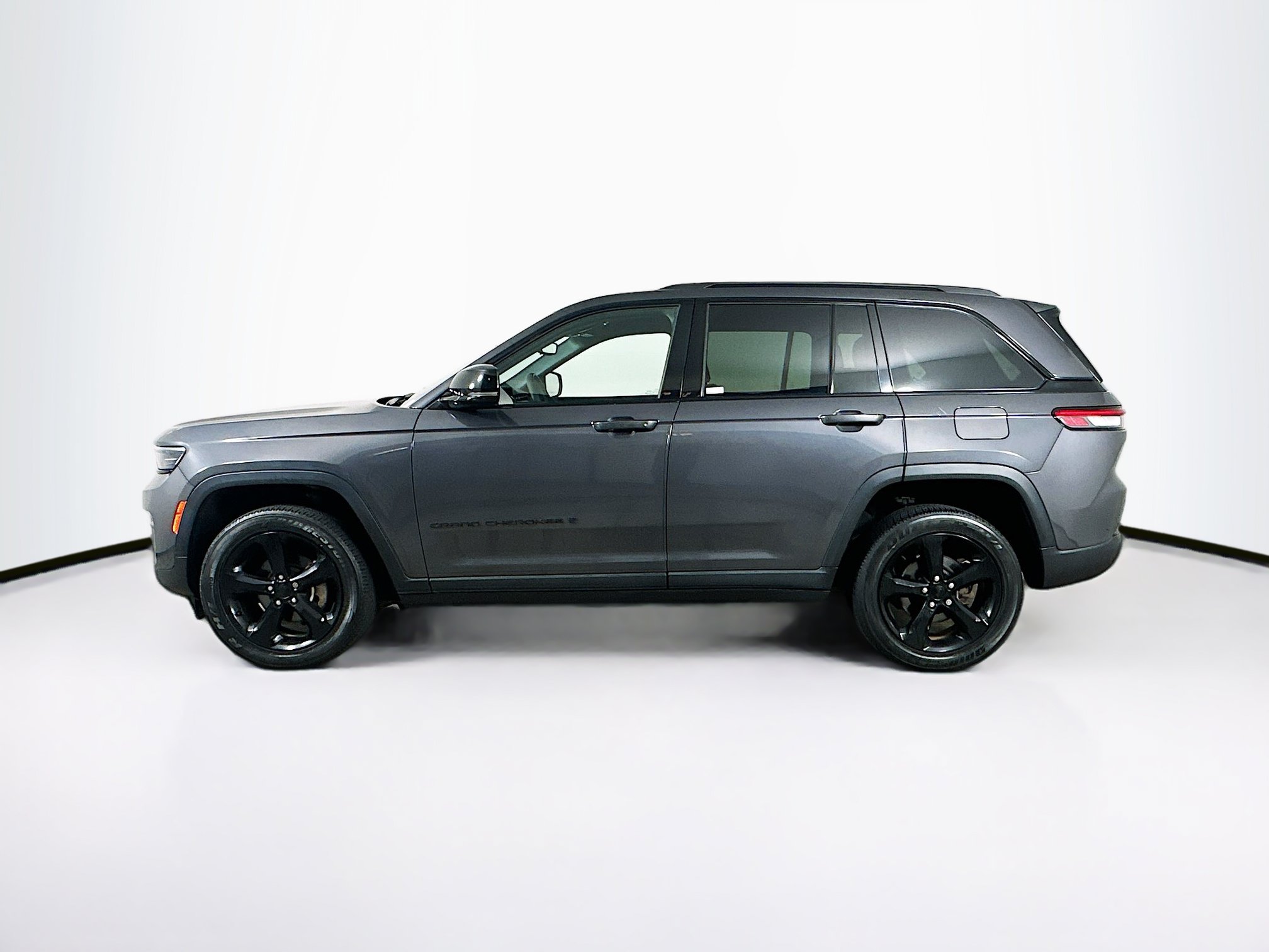 Used 2023 Jeep Grand Cherokee Altitude AWD/4WD image 4