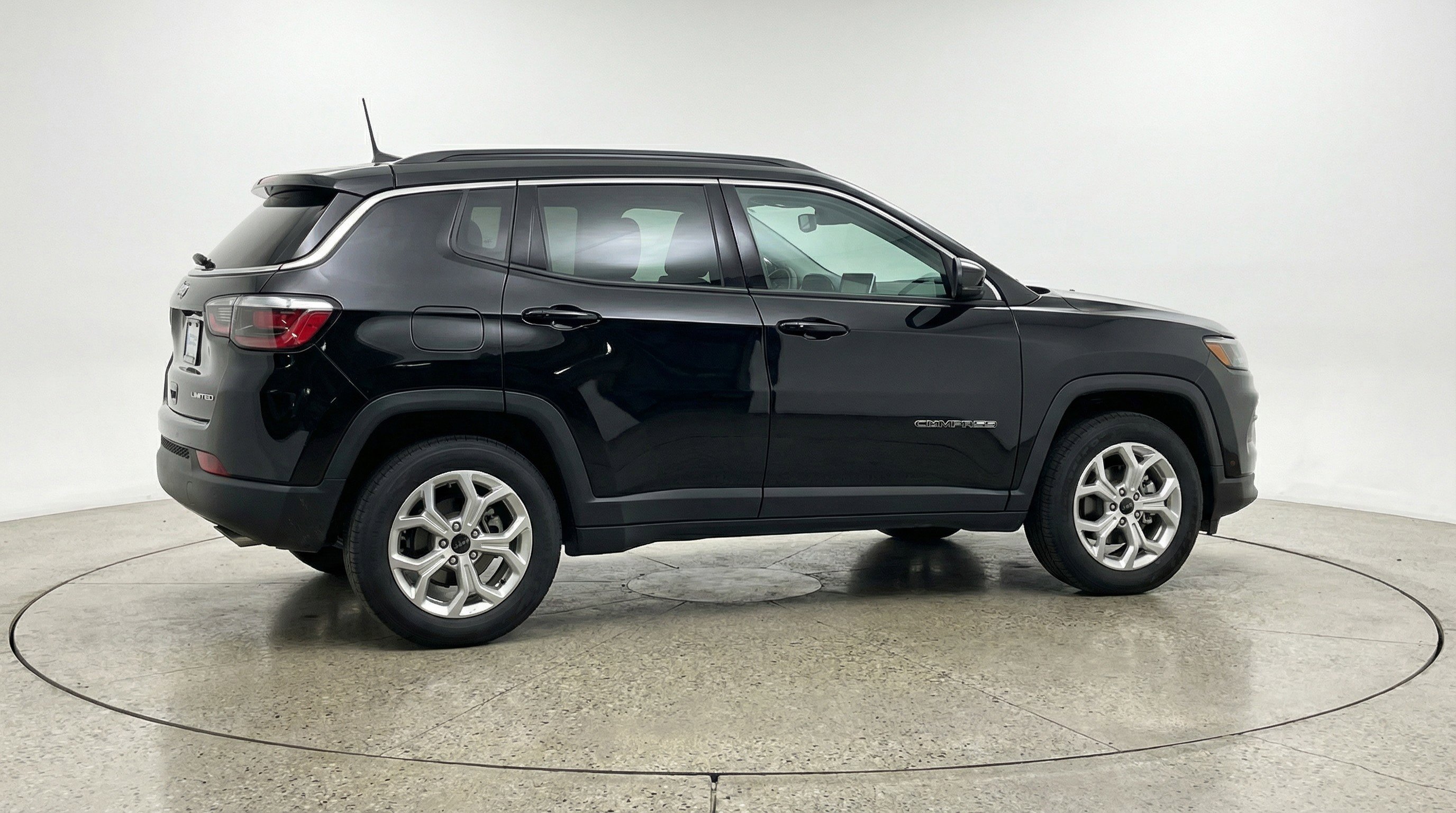 Used 2025 Jeep Compass Latitude AWD/4WD image 11