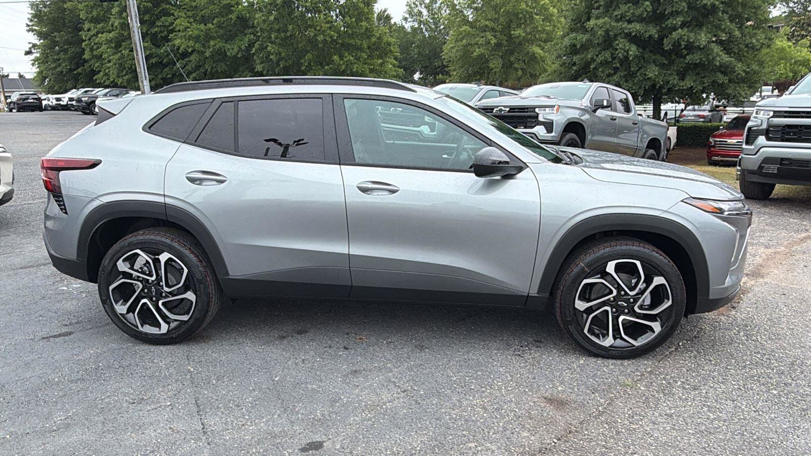 New 2026 Chevrolet Trax RS w/ Sunroof Package FWD image 4