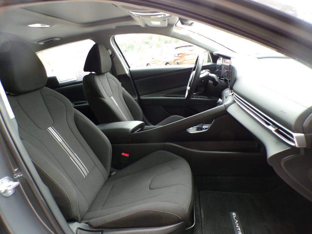 Certified 2025 Hyundai Elantra SEL FWD image 15