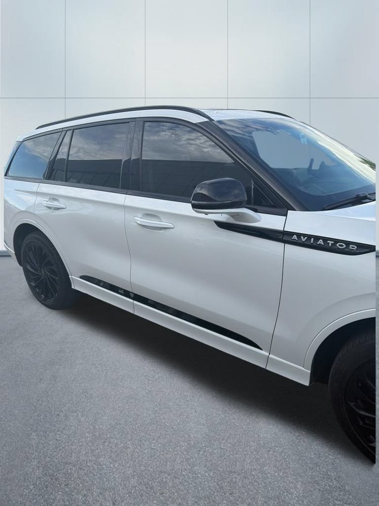Used 2023 Lincoln Aviator Reserve w/ Equipment Group 201A AWD/4WD image 2