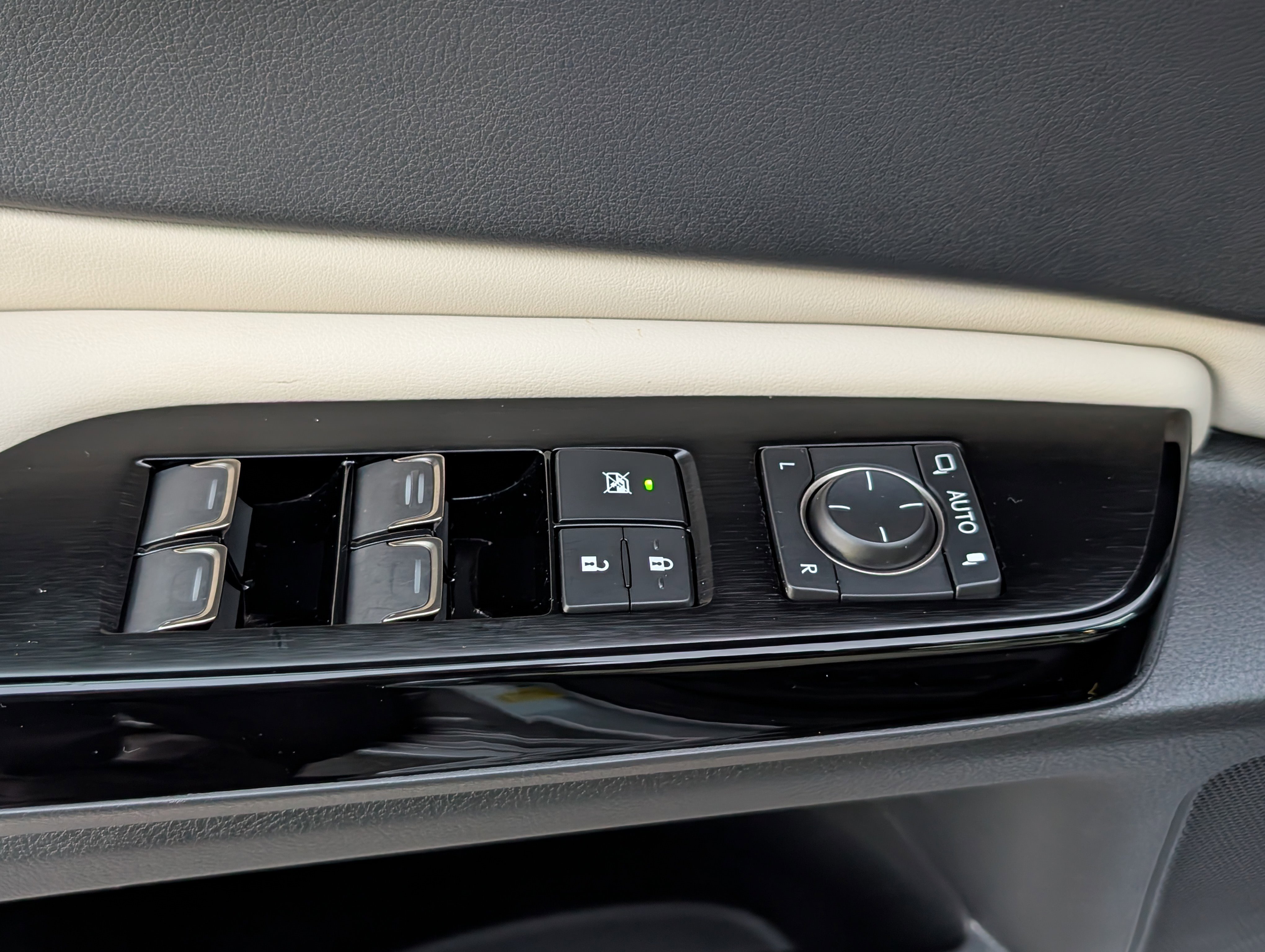 Certified 2025 Lexus ES 300h w/ Premium Package image 19