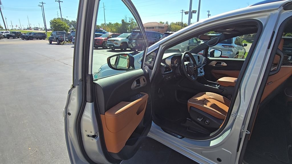 New 2026 Chrysler Pacifica Pinnacle w/ Trailer Tow Group FWD image 14