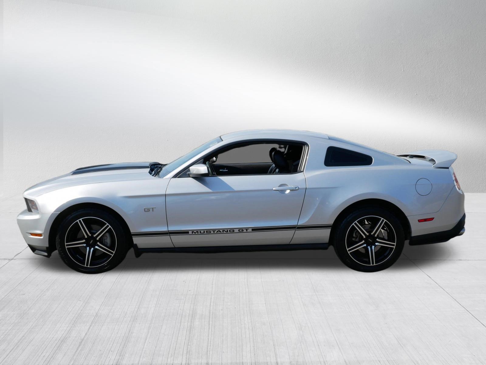 Used 2010 Ford Mustang GT Premium RWD image 4