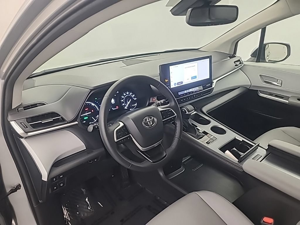 Used 2025 Toyota Sienna XLE FWD image 28