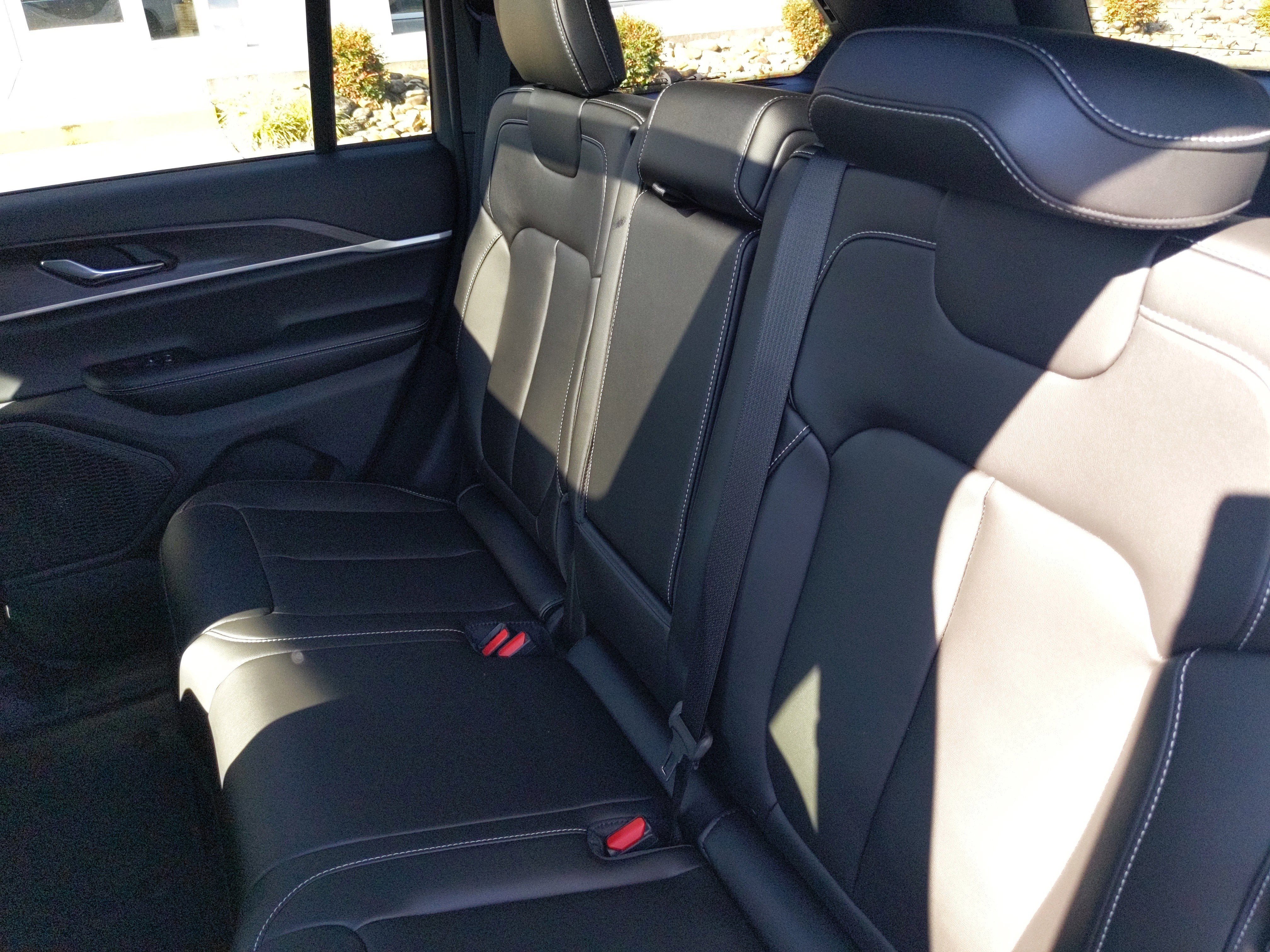New 2025 Jeep Grand Cherokee Limited w/ Black Appearance Package AWD/4WD image 17