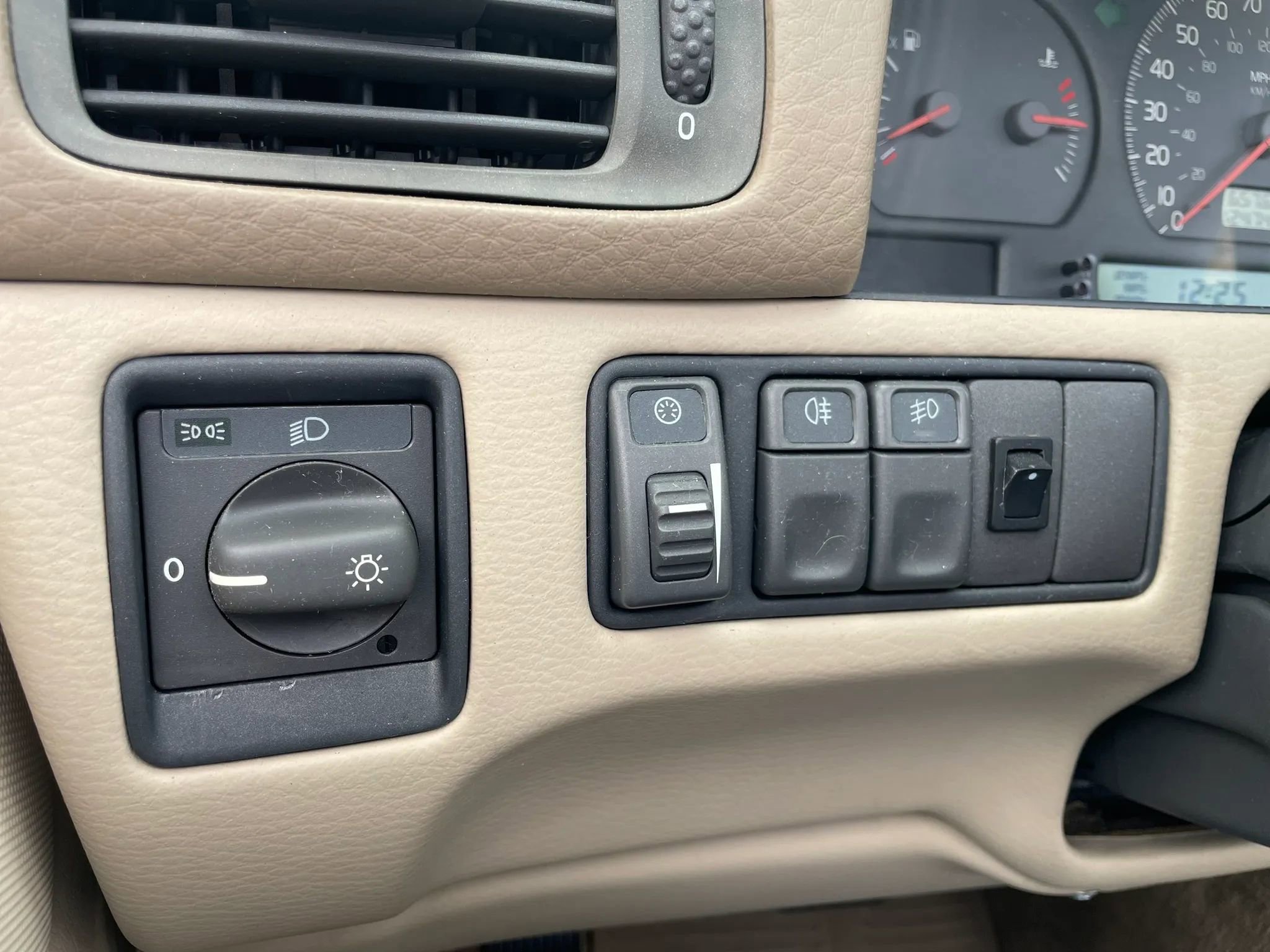 Used 2003 Volvo C70 LT image 29