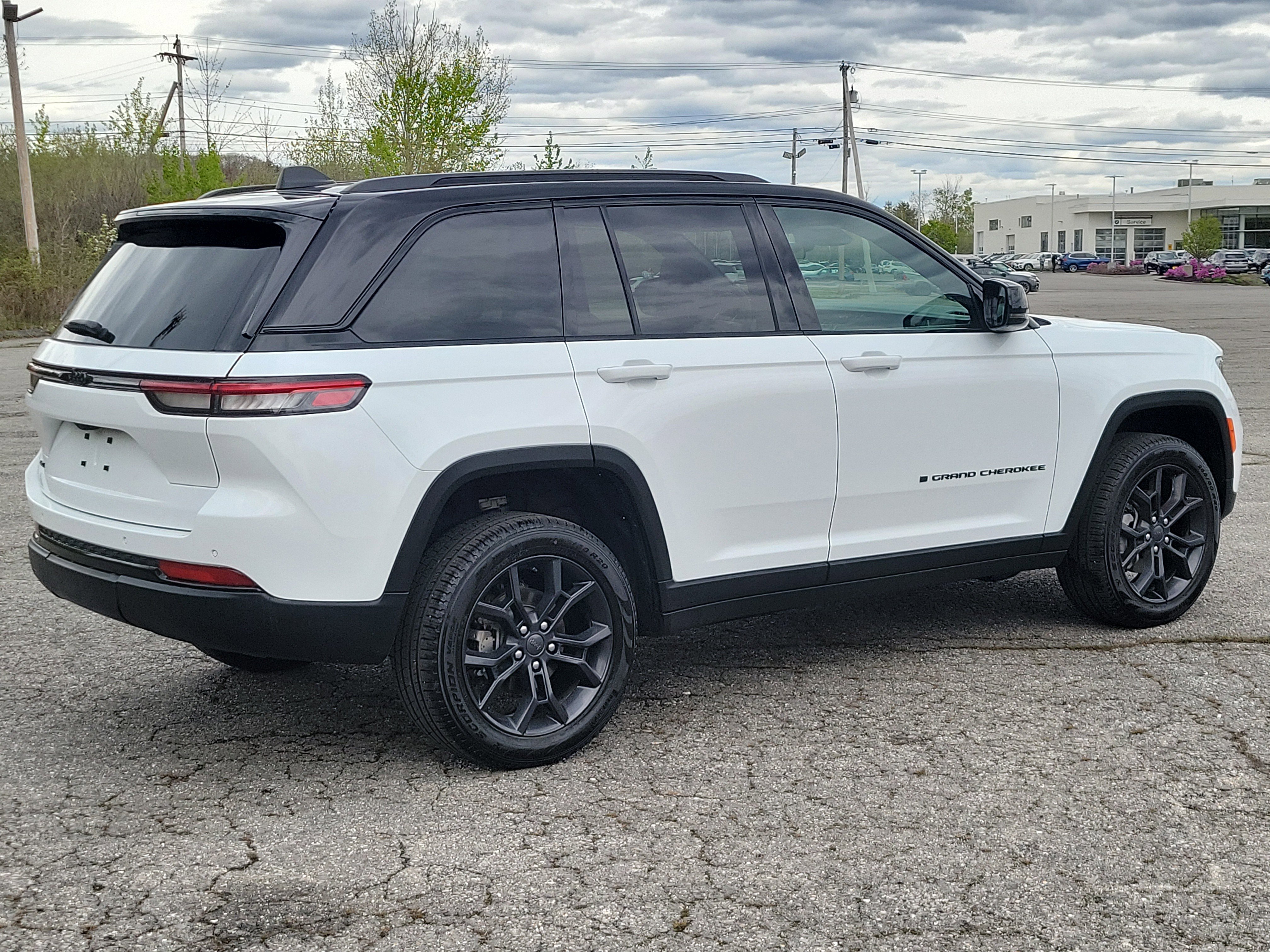 Used 2025 Jeep Grand Cherokee Limited AWD/4WD image 5