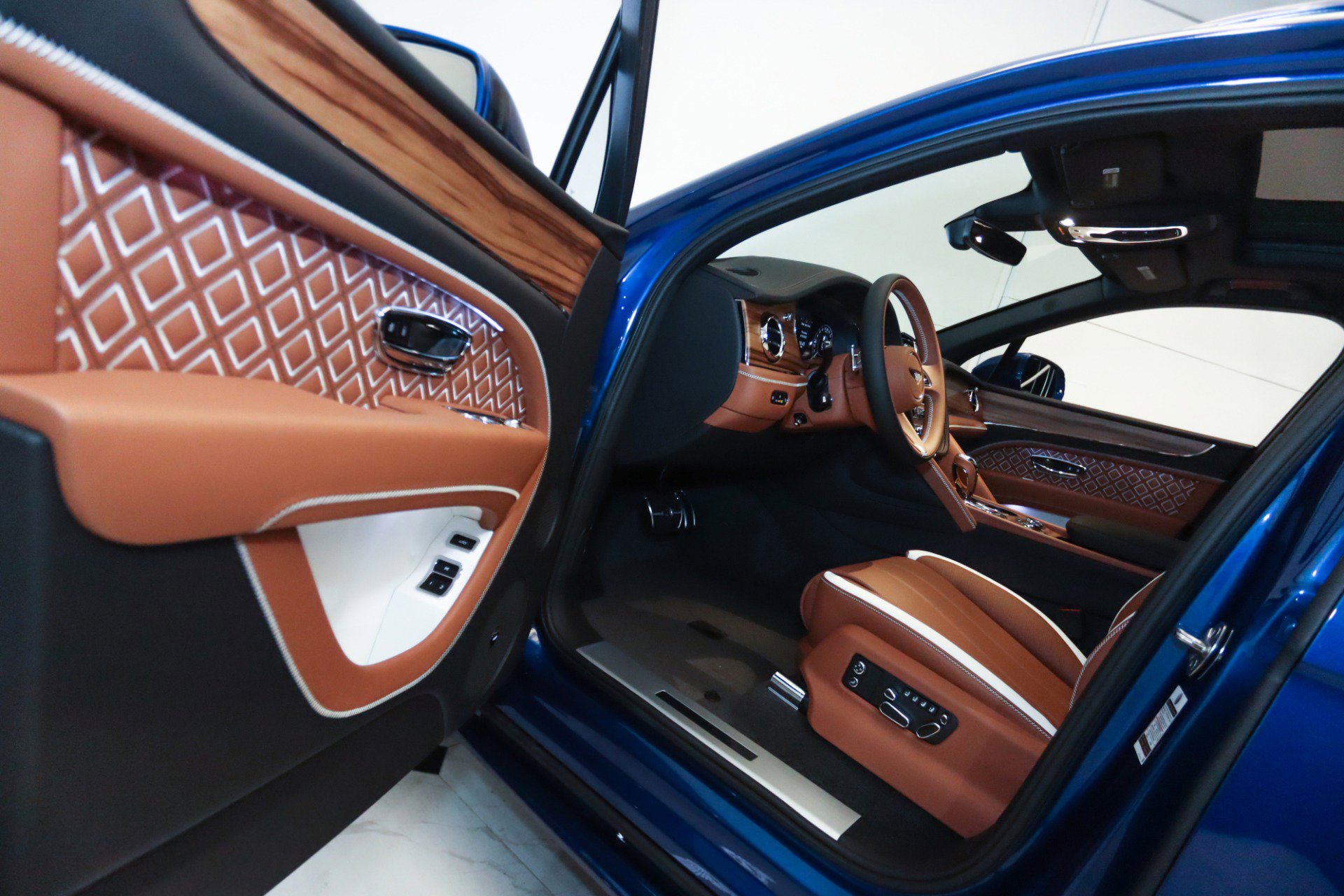 New 2025 Bentley Bentayga image 48