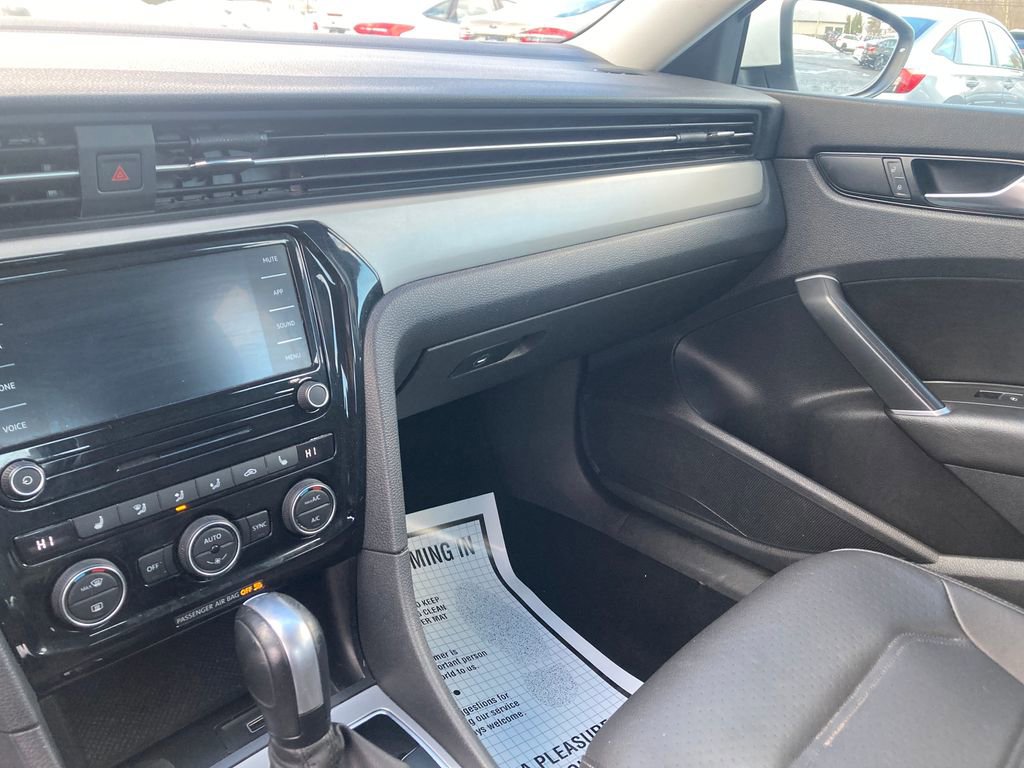 Used 2022 Volkswagen Passat 2.0T SE image 16