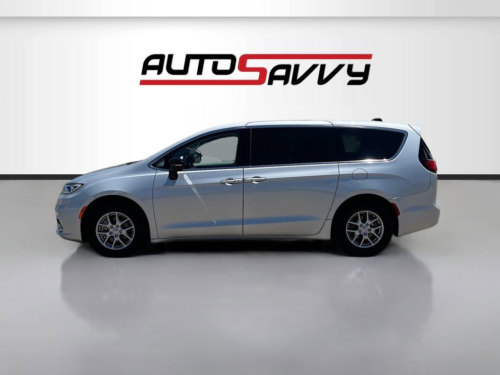 Used 2024 Chrysler Pacifica Touring-L image 4
