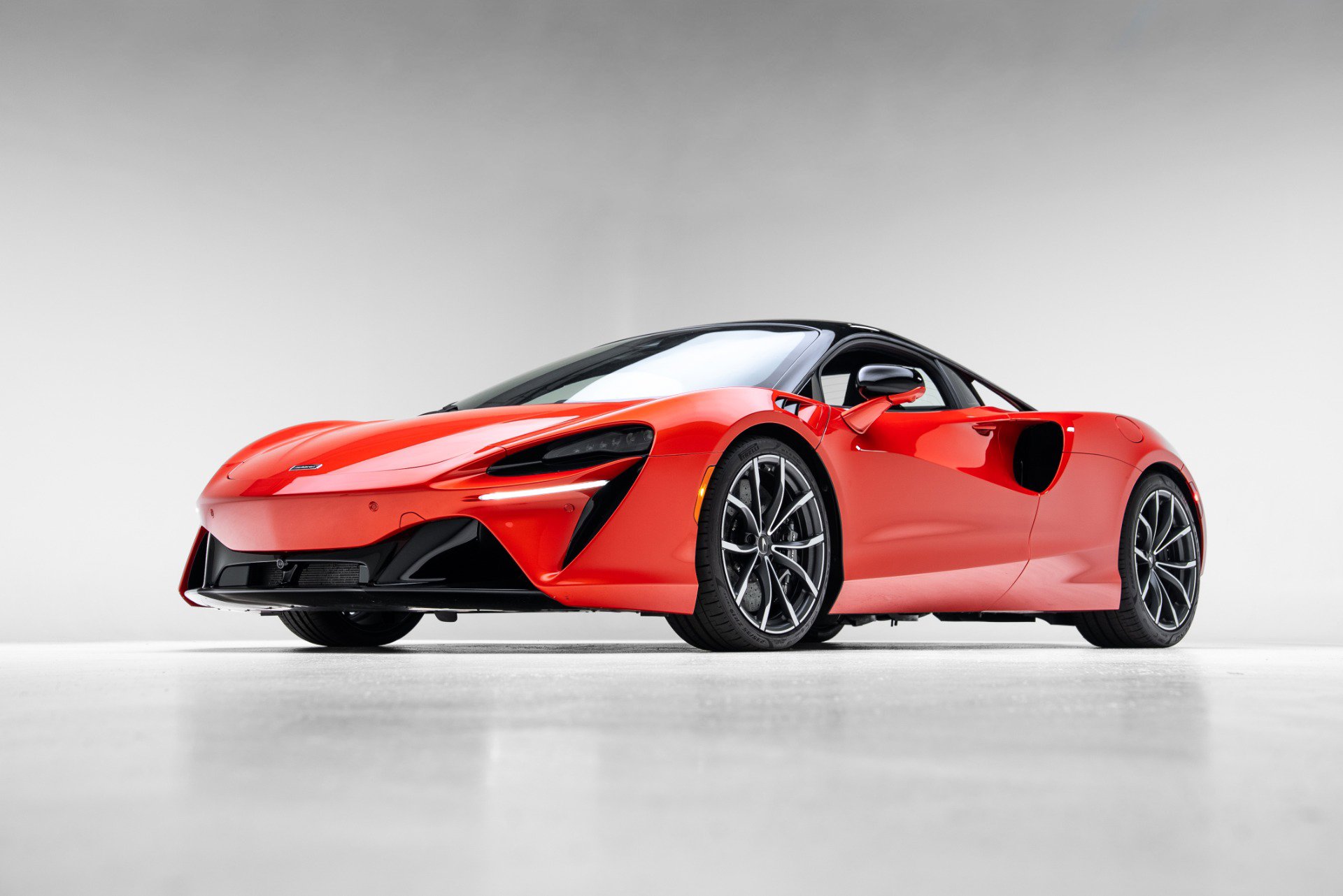 Used 2024 McLaren Artura image 6