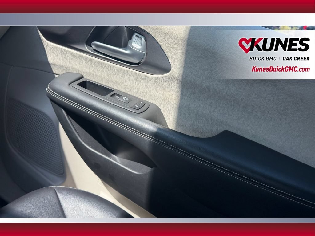 Used 2024 Chrysler Pacifica Touring-L FWD image 39